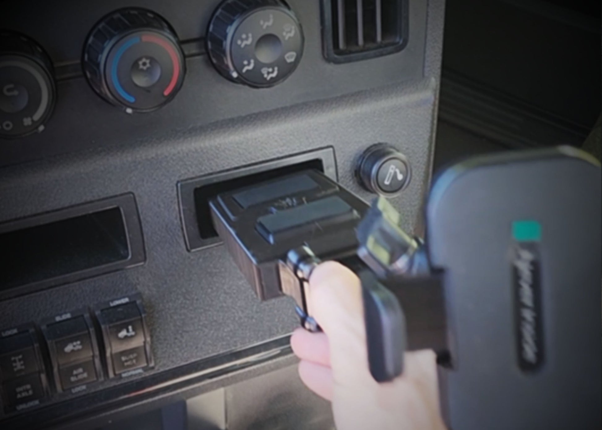 Freightliner Cascadia Phone Mount | 2018-2026 New Body | RAM Compatible Mount image 2